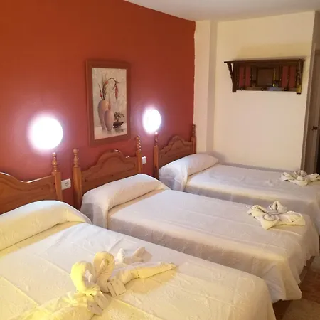 ゲストハウス Virgen Del Rocio Ii 2*