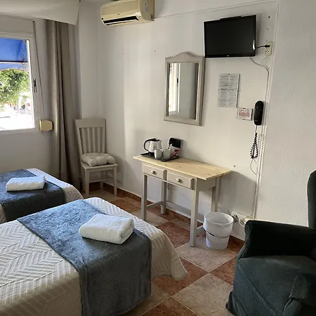 ゲストハウス Virgen Del Rocio Ii 2*